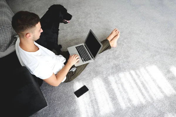 Freelancer Cara Com Laptop Cachorro Está Trabalhando Casa Quarentena Para — Fotografia de Stock