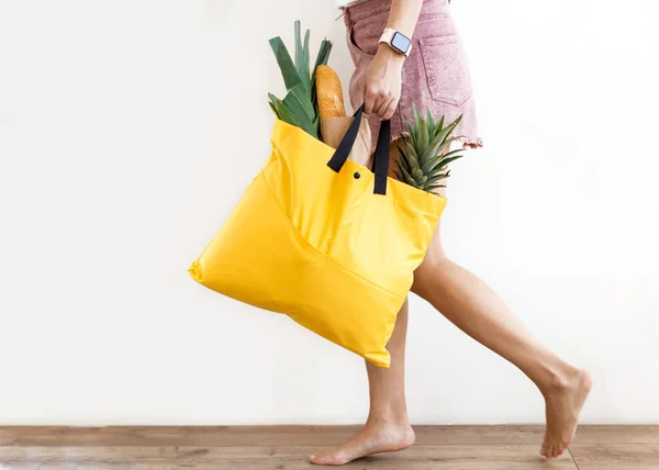 Niña Sosteniendo Una Bolsa Con Productos Con Comida Para Llevar — Foto de Stock