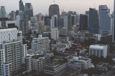 Gün batımında Asya 'nın devasa gökdelenleri