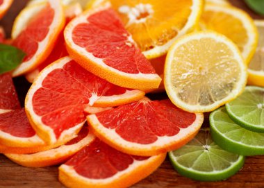 Mandalina, portakal, greyfurt ve limon dilimleri. Çok yakından, makro.