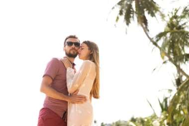 Birbirine aşık çiftler Tayland 'daki Koh Samui tropikal adasında el ele yürür.