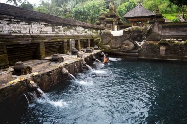 Bali 'de kutsal yaylarda bir kız