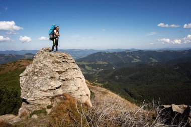 Yürüyüşçü gün batımı yürüyüşünde dağlara gider. Eko-izm.