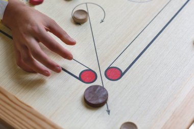 Aile, karantinaya alınmış bir oyun oynuyor.