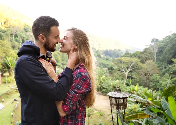 Pareja Turistas Besos Atardecer Las Montañas Tailandia — Foto de Stock