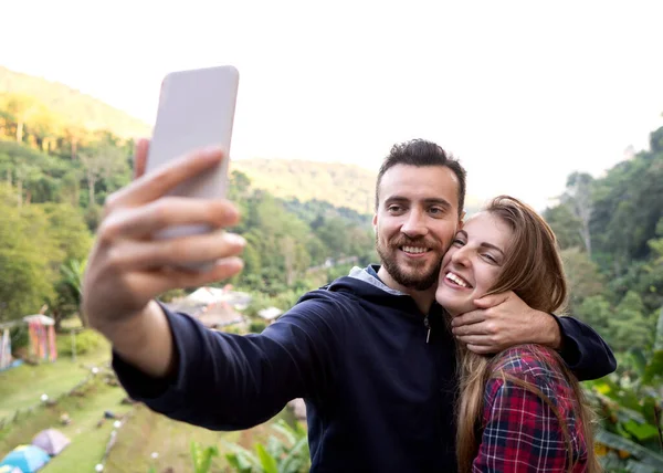 Pareja Turistas Tomar Selfie Atardecer Las Montañas Tailandia — Foto de Stock