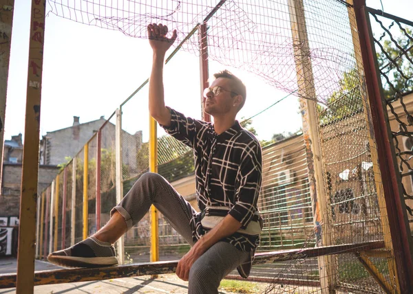 Fashion Guy Staat Poseren Buurt Van Het Stadion Bij Zonsondergang — Stockfoto