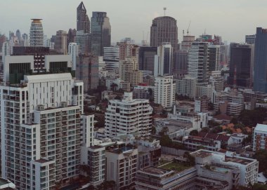 Gün batımında Asya 'nın devasa gökdelenleri