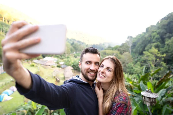 Pareja Turistas Tomar Selfie Atardecer Las Montañas Tailandia —  Fotos de Stock