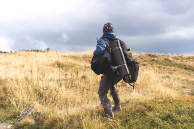 Sırt çantalı bir yürüyüşçü.
