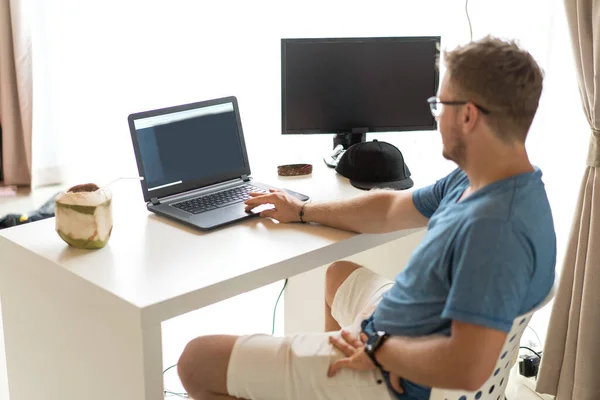 Genç Adam Bilgisayarla Zoom Görüntülü Görüşme Yapmasını Sağlıyor Merkez Ofis — Stok fotoğraf
