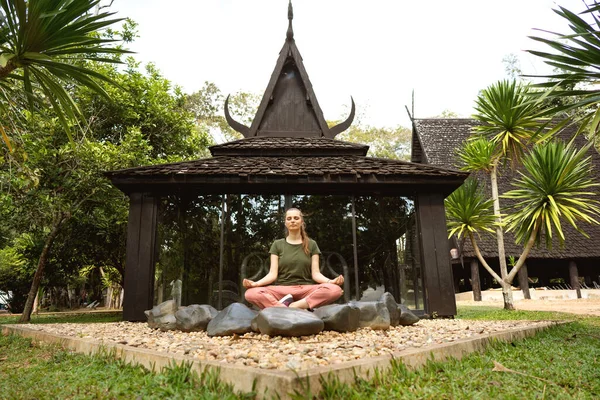 Kız Tayland Güzel Bir Tapınağın Arka Planında Meditasyon Yapıyor — Stok fotoğraf