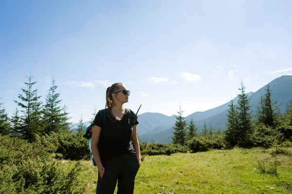 Meisje Toerist Staat Met Een Walkie Talkie Bergen Voor Het — Stockfoto