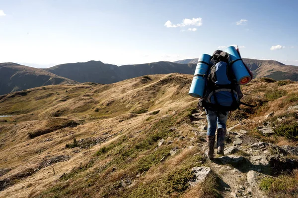 背着背包在山上远足的人 — 图库照片