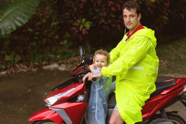 Papà Con Suo Figlio Motorino Una Crescita Tropicale Tra Palme — Foto Stock
