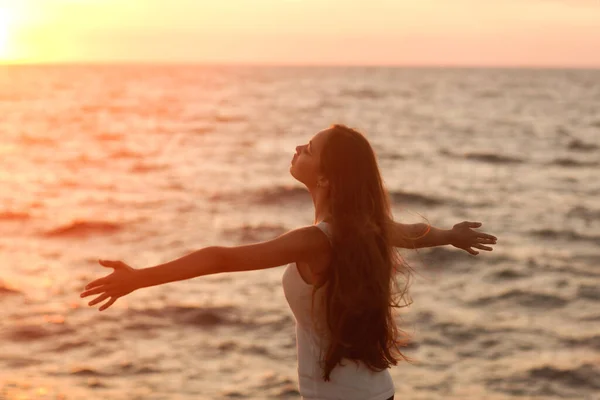 Свободная Женщина Наслаждается Свободой Чувствуя Себя Счастливой Пляже Закате Красивая — стоковое фото