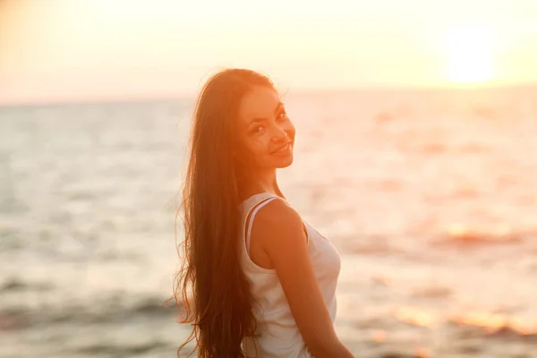 Κορίτσι Στο Ηλιοβασίλεμα Δίπλα Στη Θάλασσα Χαμογελώντας — Φωτογραφία Αρχείου