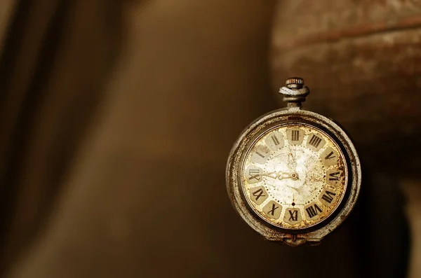 Старые старинные карманные часы — стоковое фото