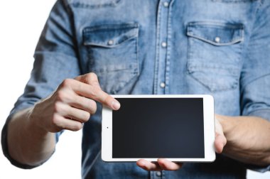 Casual adam gösteren dijital tablet bilgisayar ekranı elinde. Beyaz izole.