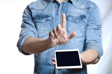 Casual adam gösteren dijital tablet bilgisayar ekranı elinde. Beyaz izole.
