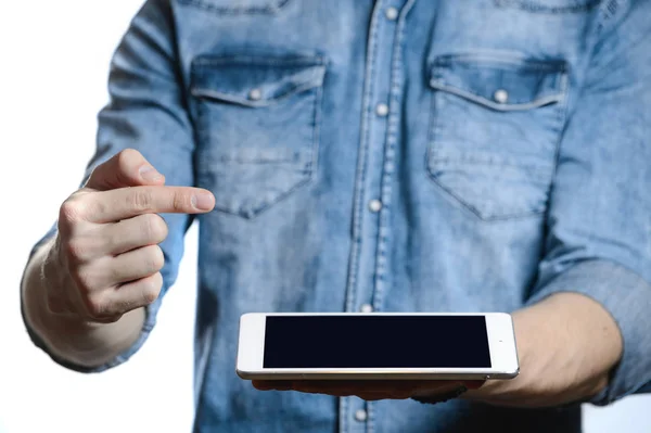 Homem casual mostrando tela de computador tablet digital em mãos. Isolado em branco . — Fotografia de Stock
