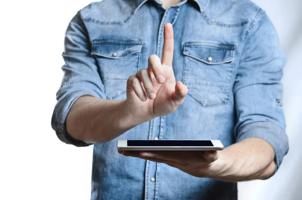 Homem casual mostrando tela de computador tablet digital em mãos. Isolado em branco . — Fotografia de Stock