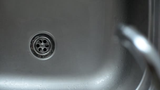放在厨房的水槽滴水 — 图库视频影像