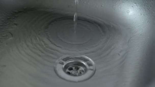 一滴流淌在厨房的水槽 — 图库视频影像