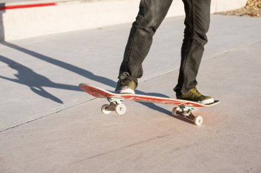 Genç bir adam bir skatepark evin arka plan üzerinde bir el kitabı bir kaykay üzerinde