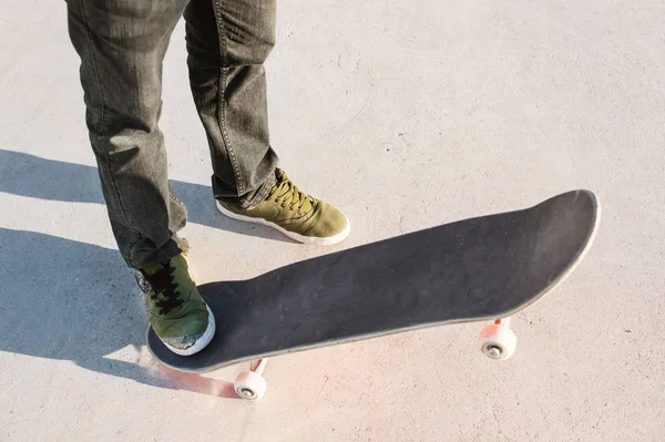 Крупный план скейтбордистов пешком во время катания в скейт-парке — стоковое фото