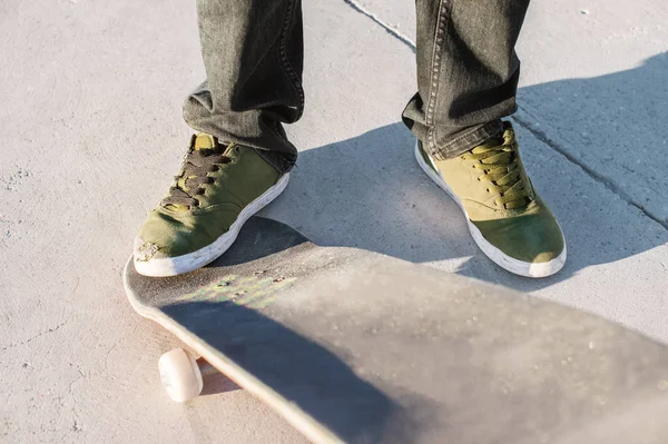 Primo piano del piede degli skateboarder mentre pattinano nello skate park — Foto Stock