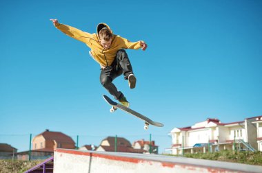 Genç kaykaycı şehrin varoşlarında bir skatepark içinde fiske vurmak bir hile yok
