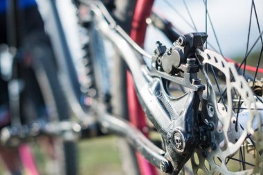 Mtb bisiklet bir iki-kolye dağ bisikleti yakın çekim fren disk fren ve süspansiyon unsurları