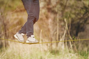 Slacklining naylon veya polyester kumaş iki bağlantı noktaları arasında gerilmiş yaygın olarak kullanıldığı Dengeleme, bir uygulamadır. Bu yürüyüşte insanlar ve hile yapmak