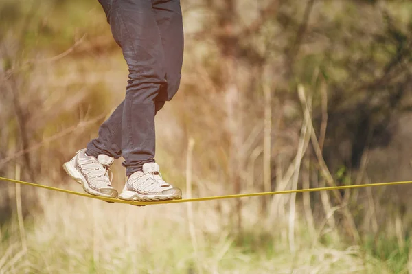 Gå är en praxis att balansera, där nylon eller polyester tyg som sträckte sig mellan två fästpunkter används ofta. Människor gå på det och gör tricks — Stockfoto