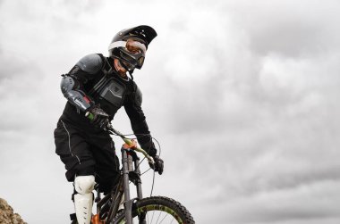 Yokuş aşağı dağ bisikleti, dağ bisikleti rider yolda doğa dağ dağlar ve yağmur skiesextreme spor kavram zemin karşı rides.