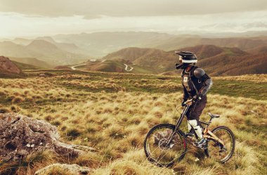 Yokuş aşağı dağ bisikleti, dağ bisikleti rider yolda doğa dağ dağlar ve yağmur skiesextreme spor kavram zemin karşı rides.