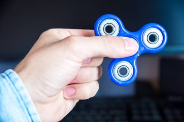 El tutar bir değer değişimi bir kişisel bilgisayar yakın çekim arka plan üzerinde mans