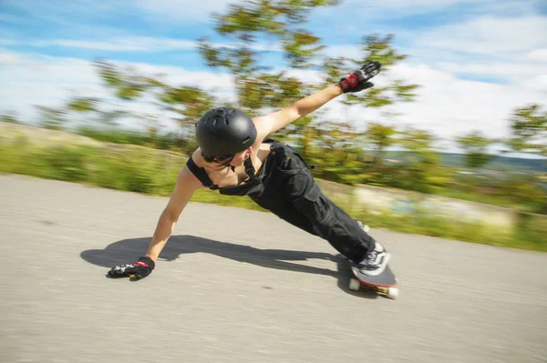 Junger Mann mit Helm rutscht aus, rutscht mit Funken auf einem Longboard auf dem Asphalt — Stockfoto