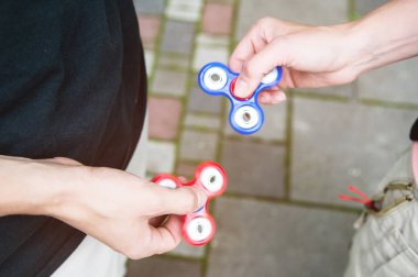 Yakın çekim iki araları spinners birbirlerine karşı sokakta
