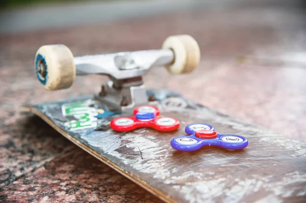 Close-up de skate e spinners — Fotografia de Stock