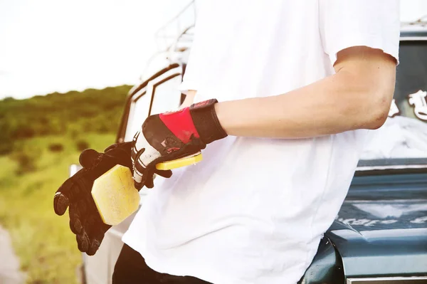 Un jeune skateur habille des gants pour les toboggans — Photo