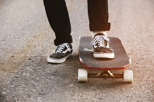 Nahaufnahme von Sneakers und Jeans eines Fahrers vor dem Rennen — Stockfoto