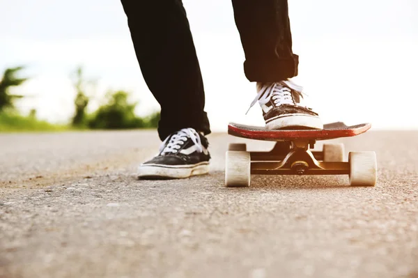 Nahaufnahme von Sneakers und Jeans eines Fahrers vor dem Rennen — Stockfoto