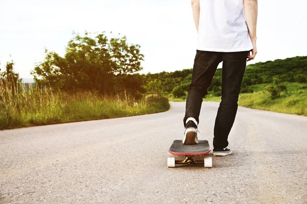 Nahaufnahme von Sneakers und Jeans eines Fahrers vor dem Rennen — Stockfoto