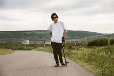 Genç bir adam - bir yarış bir ülke yolda beklentisiyle duran bir patenci