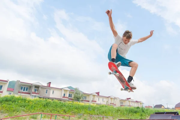 Jovem skatista em um salto — Fotografia de Stock