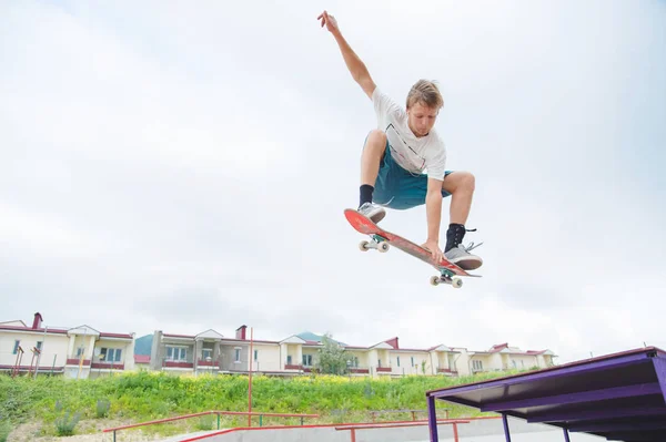 Junge Skateboarderin im Sprung — Stockfoto