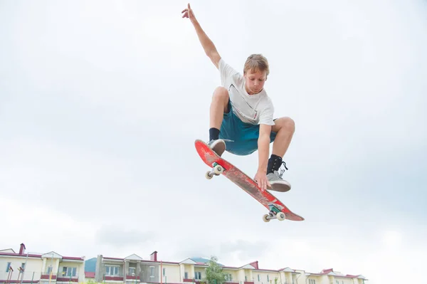 Junge Skateboarderin im Sprung — Stockfoto