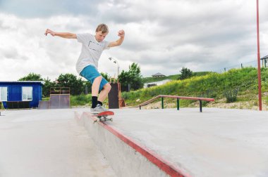Çocuk el kitabı ve kayma dengede yakalar